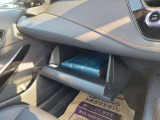 スッキリ使い易い大容量グローブボックス、カップホルダー、小物ポケット等々、豊富な収納ポケットが装備されてます