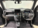 美しいデザインの運転席空に加えてUV&IRカット機能付きフロントガラスの面積や位置取りが良く、前方・右前・左前方向の視認性がいいですよ!