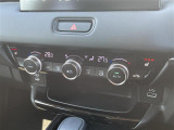 【オートエアコン】車内温度を感知して自動で温度調整をしてくれるのでいつでも快適な車内空間を創り上げます。