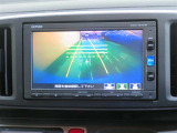 車両後方の映像を映すバックモニター。進路を確認しながら安全に車庫入れできます。