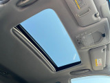 【ムーンルーフ】開放感たっぷりの希少装備、サンルーフが装着されています!車内に明かりを取り入れたり景色を楽しむ以外にも、車内の空気も簡単に換気できて快適です!