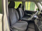 運転席まわりには十分なスペースがあり、大柄な方でもゆったり運転していただける環境です。