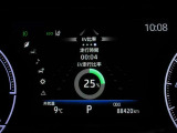 運転席のメータパネル類は常に視界に入る場所ですので、大事なチェックポイントです。ぜひ実際にご乗車ください。