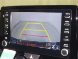 後方の見える安心をお届けするバックガイドモニター付:バックするときのアシストラインもあって楽々バック!車庫入れや縦列駐車をサポートし、苦手な駐車も安心です!今やもう手放せない装備ですネ♪