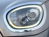 ●LEDヘッドライト:夜間走行時も良好な視界を確保し安心して運転できる高輝度LEDヘッドライトを装備!点灯速度が早く、消費電力も抑えられています。