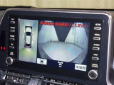 パノラミックビューモニターを装備。駐車場や交差点でクルマを真上から見るように周囲を確認できます。機能の詳細は販売店スタッフまでおたずねください。