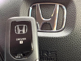 【Hondaスマートキー】カバンやポケットに入れたままでもドアの施錠・解錠が可能なスマートキーを装備。エンジンのオン・オフ時もカギを取り出す必要が無いからとっても便利です♪