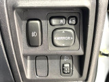 【電動格納ミラー】サイドミラーは電動格納式となっており、狭い駐車場でもキズがつくリスクを抑えられます。