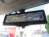 『スマートルームミラー』付き♪♪ 後席乗車の方の頭で後続車を確認できない時には後部カメラが撮影する映像をここに表示させて後方の確認ができます♪♪
