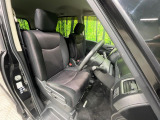 運転席まわりには十分なスペースがあり、大柄な方でもゆったり運転していただける環境です。