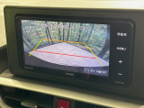 【バックカメラ】駐車時に後方がリアルタイム映像で確認できます。大型商業施設や立体駐車場での駐車時や、夜間のバック時に大活躍!運転スキルに関わらず、今や必須となった装備のひとつです!