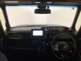 【前方視界】開放的な前方視界!運転がしやすく疲れにくいです♪窓が大きく、見通しがとっても良いおクルマですよ♪
