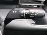 アダプティブLEDヘッドライトシステムは、照射パターンを変化させて対向車や先行車が眩しくならないようにハイビームをキープすることで、良好な視界を確保します。