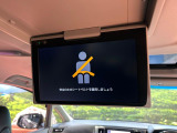 【フリップダウンモニター】大画面モニターで後席でもエンタメをお楽しみいただけます。小さなお子様にも大人気の装備です♪