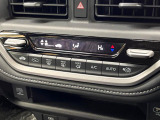【オートエアコン】一度お好みの温度に設定すれば、車内の温度を検知し風量や温度を自動で調整。暑い&hellip;寒い&hellip;と何度もスイッチ操作をする必要はありません。快適な車内空間には必須の機能ですね♪