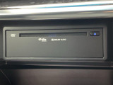 【CD・DVDデッキ】CD・DVDデッキが搭載されています!TV(フルセグ)機能もあり、長距離で退屈しがちな車内も快適に過ごせます!