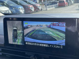 車を真上から見ているように、周囲の状況を把握しながら安心して駐車が行えるアラウンドビューモニター装備!