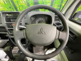 インテリアに合わせたデザインのステアリングは、運転される方のことも考え、運転しやすい形状、大きさです。是非一度、実際に触ってお確かめください。