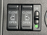 【両側パワースライドドア】スマートキーや運転席のスイッチで後席両側スライドドアの開閉が可能♪電動だから力を入れてドアを開ける必要が無く、小さなお子様でも簡単に開け閉めでき快適です♪