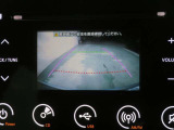 車両後方の映像を映すバックモニター。進路を確認しながら安全に車庫入れできます。