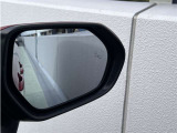 隣車線を走る車両をレーダーで検知し、ドアミラーでは確認しにくい後側方エリアに存在する車両に加え、急接近してくる車両も検知します。車両を検知するとドアミラーに搭載されたLEDインジケーターが点灯します。