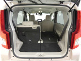 可倒式リヤシートを倒せばラッゲージスペースがさらに拡大。長さや幅のあるものも楽に収まります。