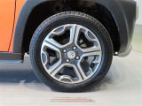 純正のアルミホイール装着車です。タイヤサイズは165/60R15です。