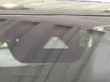 【i-ACTIVESENSE】走行中に前方の車両等を認識し、衝突しそうな時は警報とブレーキで衝突回避と被害軽減をアシスト。より安全にドライブをお楽しみいただけます。