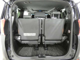 三列目シートは、折りたためますので大きなスペースが出来ちゃいます。キャンプ用品など大きな荷物もばっちり収納可能です♪