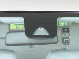 【スマートアシスト】走行中に前方の車両等を認識し、衝突しそうな時は警報とブレーキで衝突回避と被害軽減をアシスト。より安全にドライブをお楽しみいただけます。