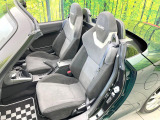 【専用スポーツシート】ホールド性に優れ、カーブ時の体が流れを抑制してくれます。また、体にフィットするから腰や背中が疲れにくく、ロングドライブや高速走行でも快適にお過ごしいただけます♪