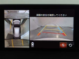 パノラミックビューモニター付きです。車両を上から見たような映像をディスプレイオーディオ画面に表示。運転席からの目視だけでは見にくい、車両周辺の状況をリアルタイムでしっかり確認できます。