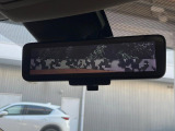 【インテリジェントルームミラー】後席の大きな荷物や同乗者で後方が確認しづらい時でも安心!カメラが撮影した車両後方の映像をルームミラー内に表示。クリアな視界で状況の確認が可能です!