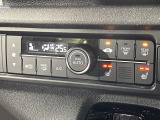 【オートエアコン】一度お好みの温度に設定すれば、車内の温度を検知し風量や温度を自動で調整。暑い&hellip;寒い&hellip;と何度もスイッチ操作をする必要はありません。快適な車内空間には必須の機能ですね♪