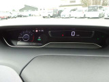 【メーターパネル】素早く車の情報が読み取れる、視認性に優れたシンプルなデザインのメーターパネルです。
