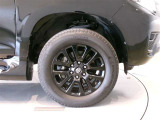 純正のアルミホイール装着車です。タイヤサイズは265/60R18です。