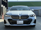 【BMWの伝統】BMWの特徴的な&ldquo;キドニーグリル&rdquo;は、80年以上続く伝統の形でございます。変わらないこだわりのデザインが、プレミアムブランド&ldquo;BMW&rdquo;を創り出します。