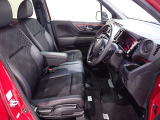 フロントシートはベンチシートで運転席と助手席の移動が楽々です。シートの高さも調整でき真ん中にはアームレストも装備されています!