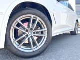 ●純正19インチアルミホイール:輸入車ならではの卓越した走りを支えるホイールと足回りです!日本車の走りに慣れている方にもぜひ体感して頂きたいほど、高いレベルでまとまっています!