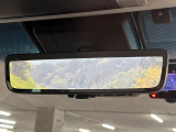 【デジタルインナーミラー】後席の大きな荷物や同乗者で後方が確認しづらい時でも安心!カメラが撮影した車両後方の映像をルームミラー内に表示。