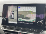 【アラウンドビューモニター】まるでクルマを真上から見下ろしたかのような視点で駐車をサポートします!クルマの斜め後ろや真横など、前後左右の4つのカメラの映像が合成されて、モニターに映し出されます。