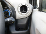 ペットボトルが置ける運転席ドリンクホルダー。エアコンの風で飲み物が適温に保たれます。