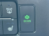 ワンタッチで省燃費走行をサポートするECONスイッチを装備。