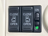 【両側パワースライドドア】スマートキーや運転席のスイッチで後席両側スライドドアの開閉が可能♪電動だから力を入れてドアを開ける必要が無く、小さなお子様でも簡単に開け閉めでき快適です♪