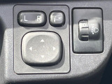 【電動格納ミラー】サイドミラーは電動格納式となっており、狭い駐車場でもキズがつくリスクを抑えられます。