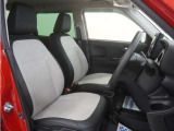 運転席のスペースはゆったりしていて、視界も広く確保されているので普段の運転からロングドライブまで快適です。