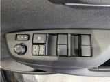 パワーウィンドウのスイッチですよ。 運転席に居ながら窓を開け閉めのコントロールできますよ。 ロック機能で、子供がイタズラして窓を開けるという事も無くなりますよ。