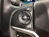 ステアリングにオーディオ操作スイッチが付いています。オーディオ画面に直接タッチしなくても操作が出来ますので、運転に集中できます。