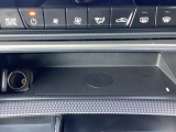 【ワイヤレス充電Qi】フロントコンソールにグローバル規格Qiに対応したワイヤレスチャージャーを搭載!スマートフォンなど置くだけで充電できます!