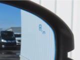 【ブラインドスポットモニター】後方を走る車を確認するための機能です。センサーによって周囲の車両を検知して、ドライバーに伝えてくれるものです。後方にある車両を検知することで、事故を防ぐ確率を高めます。